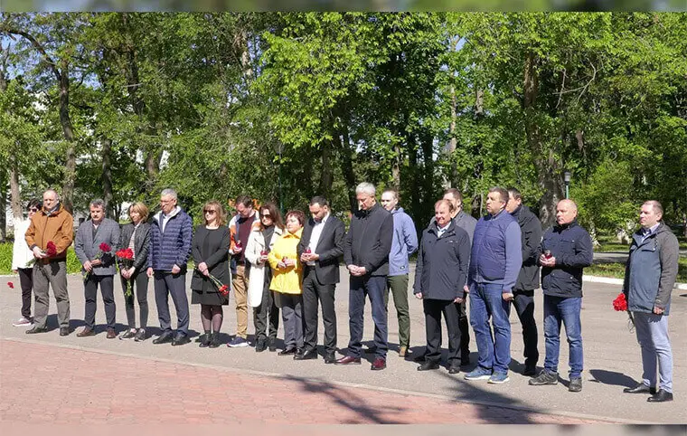 Церемонія покладання квітів до стели студентів та співробітників, що загинули під час Другої світової війни Церемонія покладання квітів до стели студентів та співробітників, що загинули під час Другої світової війни