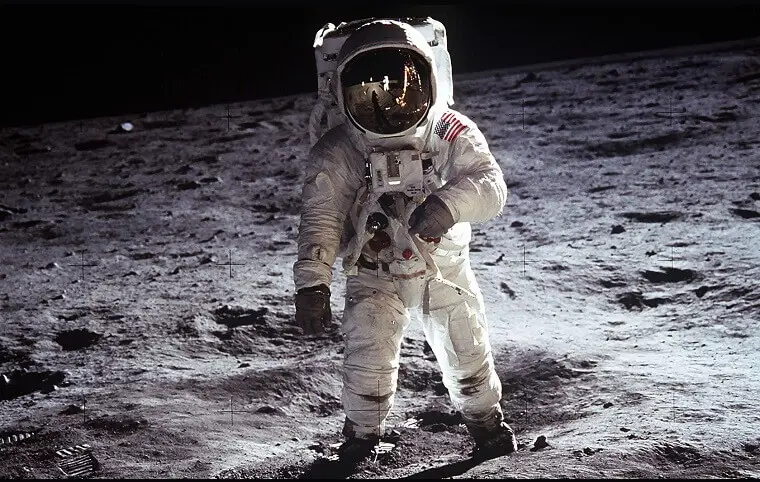 Це маленький крок для людини, але гігантський стрибок для людства Це маленький крок для людини, але гігантський стрибок для людства