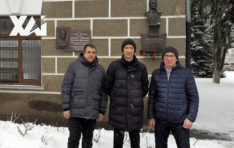 Покладання квітів до пам'ятника Кривцову Володимиру Станіславовичу Покладання квітів до пам'ятника Кривцову Володимиру Станіславовичу