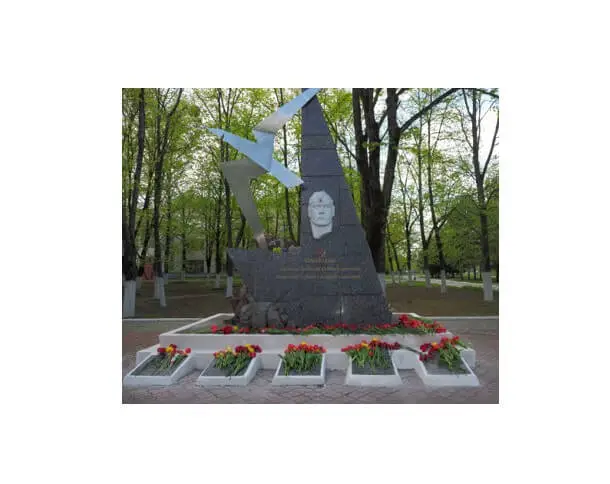 Покладення квітів до Обеліску Слави Покладення квітів до Обеліску Слави