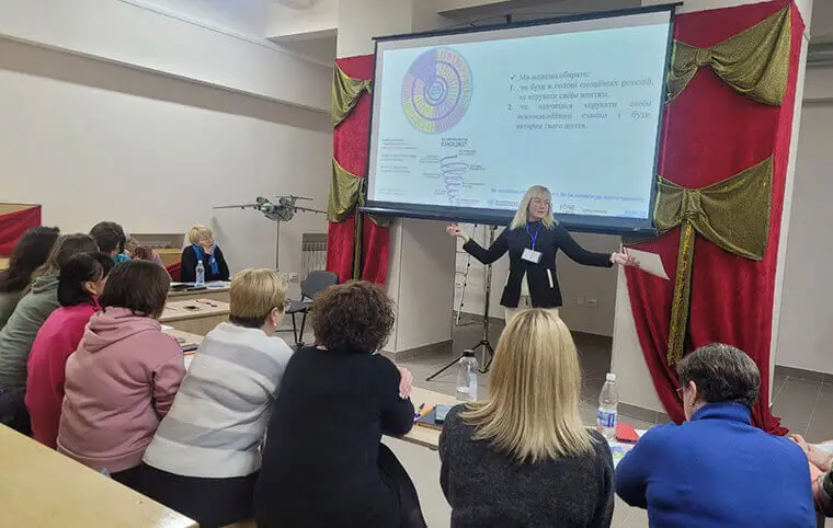 Тренінг-майстерня з розвитку резильєнтності та підтримки ментального здоров’я освітян в умовах викликів сьогодення Тренінг-майстерня з розвитку резильєнтності та підтримки ментального здоров’я освітян в умовах викликів сьогодення