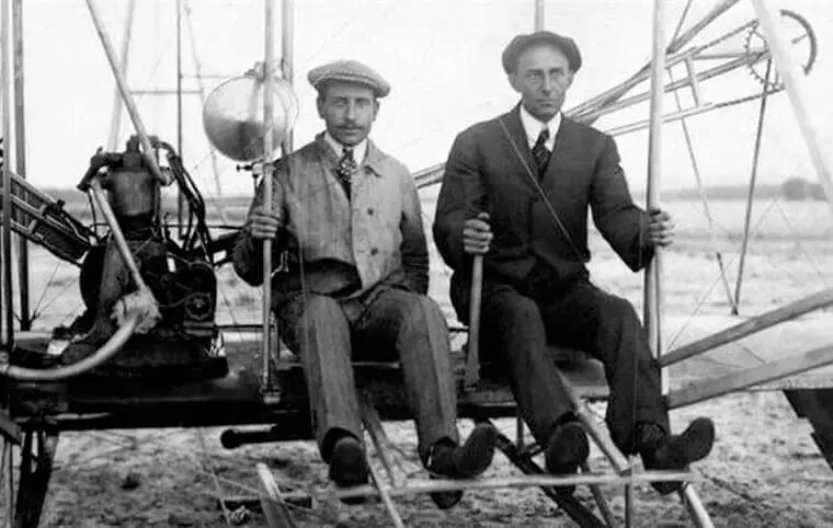 Перший в історії пілотований політ на моторному аероплані Перший в історії пілотований політ на моторному аероплані