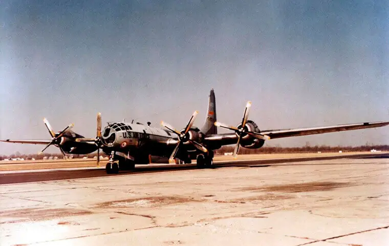 Перший безпосадковий навколосвітній переліт з дозаправленням у повітрі Перший безпосадковий навколосвітній переліт з дозаправленням у повітрі