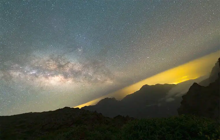 Обертання Землі: ніч, яка рухається під зорями