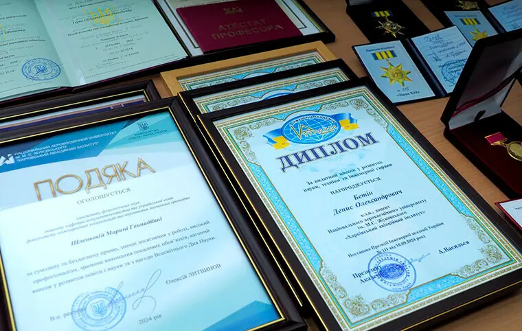 Нагороди, квіти, оплески, слова щирого вітання викладачам та науковцям ХАІ Нагороди, квіти, оплески, слова щирого вітання викладачам та науковцям ХАІ