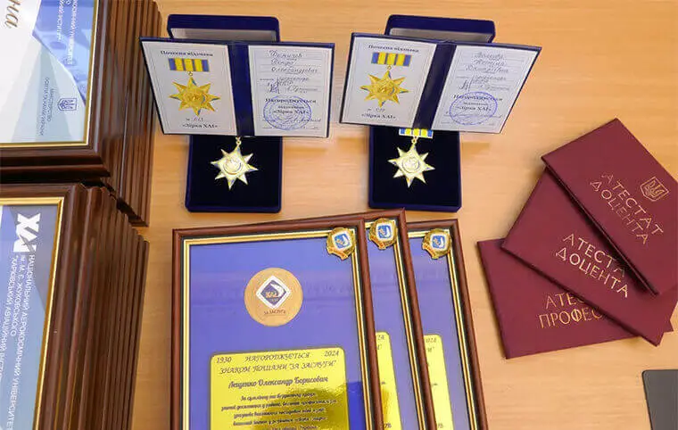 Нагородження викладачів та співробітників з нагоди Дня авіації України Нагородження викладачів та співробітників з нагоди Дня авіації України