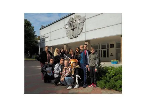 Екскурсія школярів територією університету Екскурсія школярів територією університету