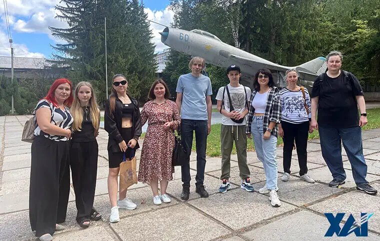 Нове покоління хайовців вітає свій університет Нове покоління хайовців вітає свій університет