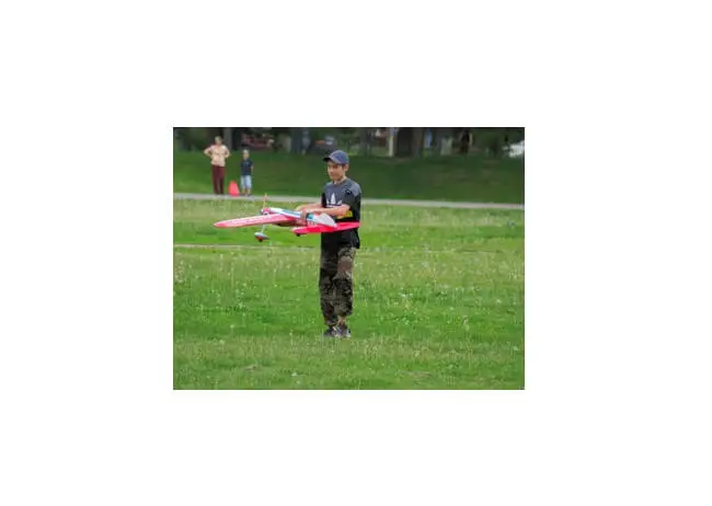 Виступ авіамоделістів на стадіоні ХАІ Виступ авіамоделістів на стадіоні ХАІ