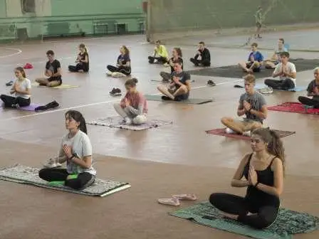 Заняття з йоги в легкоатлетичному манежі ХАІ Заняття з йоги в легкоатлетичному манежі ХАІ