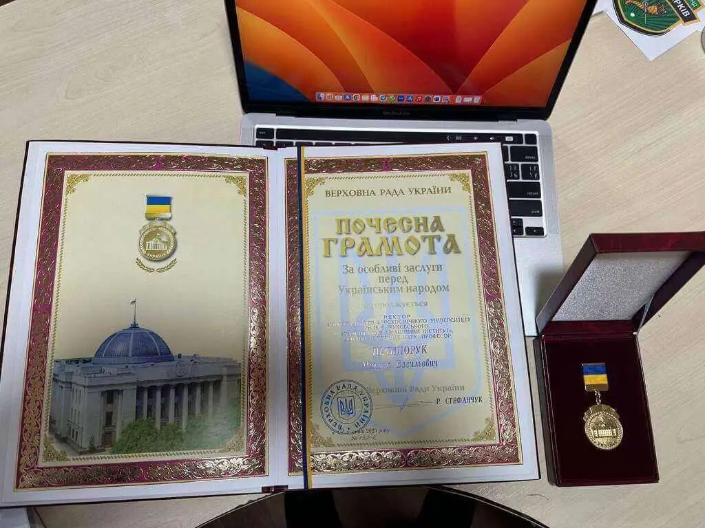 Нагородження ректора ХАІ відзнакою та почесною грамотою Верховної Ради України Нагородження ректора ХАІ відзнакою та почесною грамотою Верховної Ради України