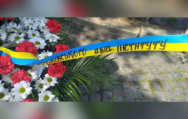 Квіти від адміністрації ХАІ та спільноти університету… Квіти від адміністрації ХАІ та спільноти університету…