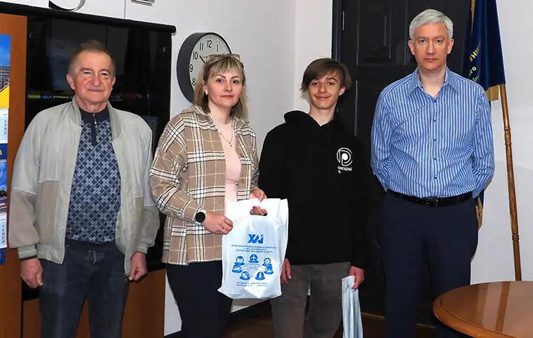 Пам’ятні подарунки для Ростислава МАГЕРИ та Наталі ПИСАРЄВОЇ Пам’ятні подарунки для Ростислава МАГЕРИ та Наталі ПИСАРЄВОЇ