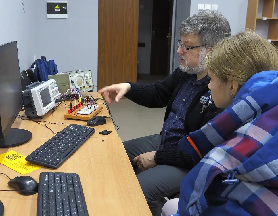 Лабораторна робота з дисципліни «Електроніка і основи схемотехніки» Лабораторна робота з дисципліни «Електроніка і основи схемотехніки»